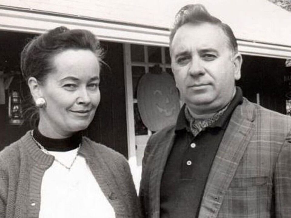 El sacerdote canadiense Platón Angelakis, quien fue ordenado sacerdote católico ortodoxo con los Oblatos de Santa Teresa en Wisconsin en 1999, es quien bendice dos veces al mes a la muñeca maldita Annabelle en el Museo de lo Oculto de los Edward y Lorraine Warren (ya fallecidos) en Estados Unidos.