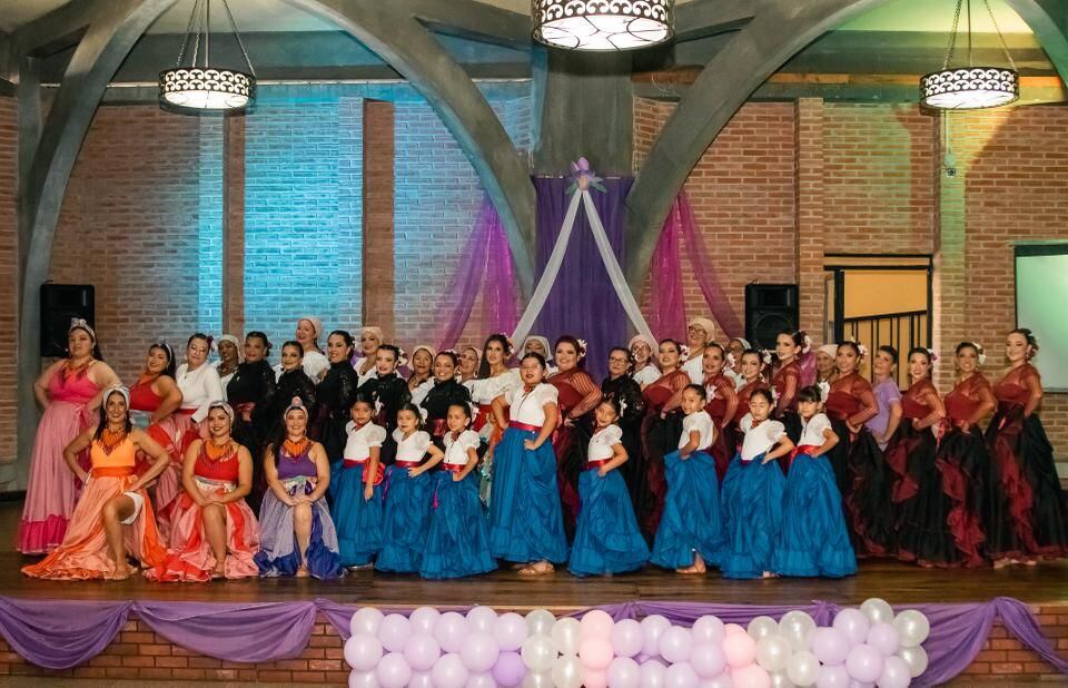 Melissa Uba rompe con los estereotipos y es la líder y coreógrafa de su propio grupo de baile folclórico. Cortesía.