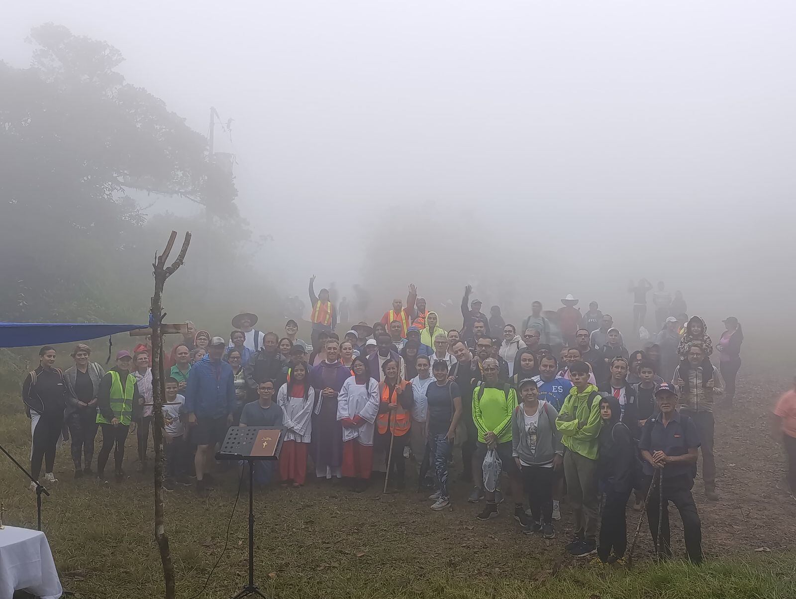 Este sábado 12 de abril, a vísperas del inicio de la Semana Santa, la comunidad católica alajueliteña realizó un viacrucis hasta uno de los emblemas más representativos que tienen, la cruz