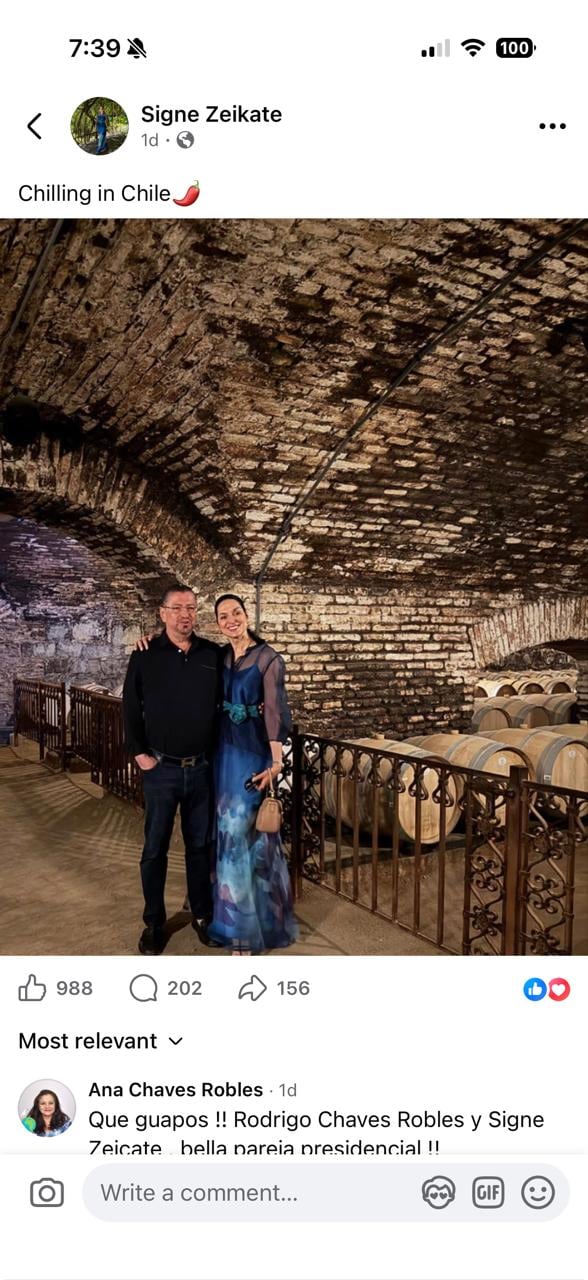 Fotografía de Rodrigo Chaves junto a Signe Zeikate publicada en redes sociales.