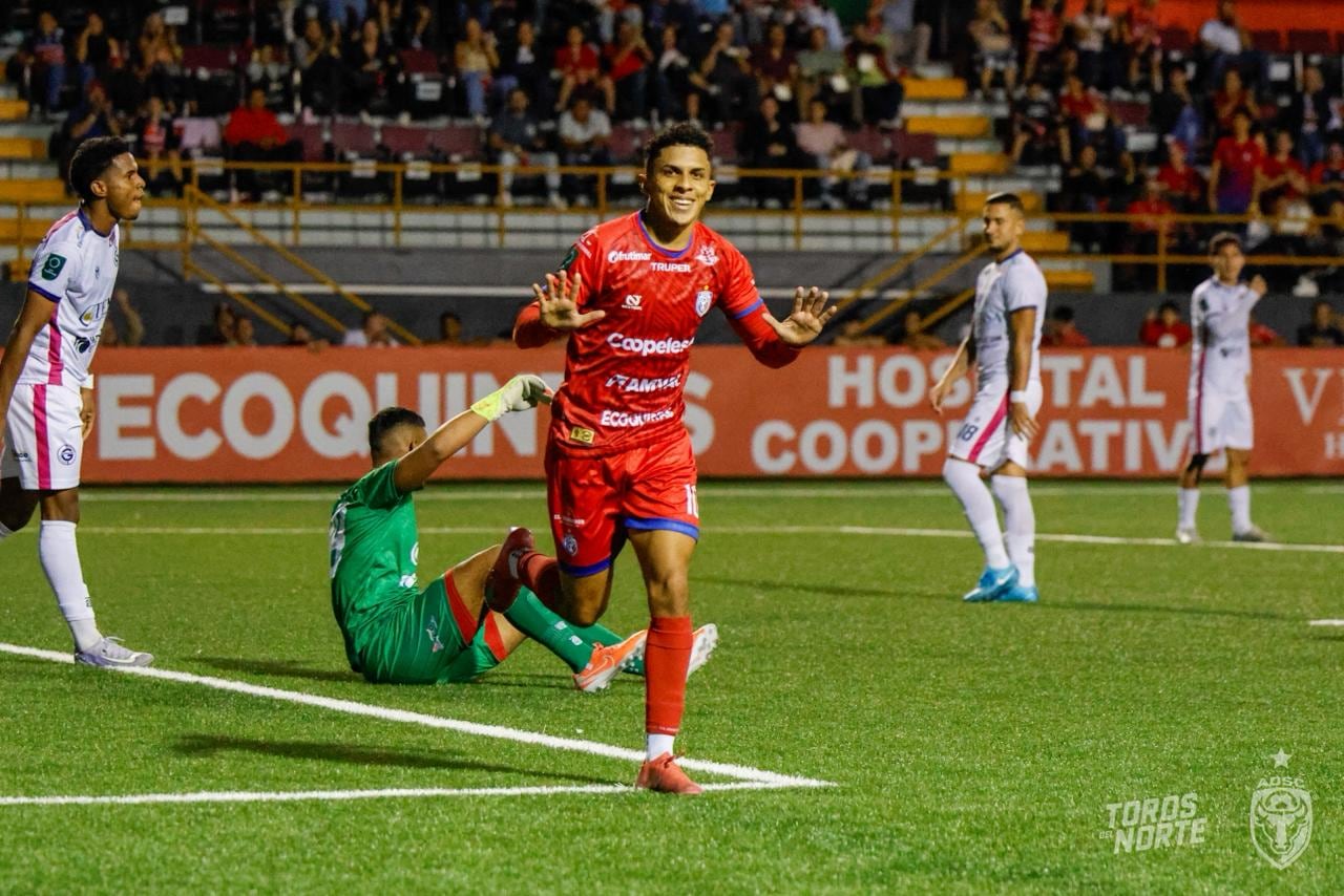 Rachid Chirino anotó ante Guadalupe a favor de San Carlos.