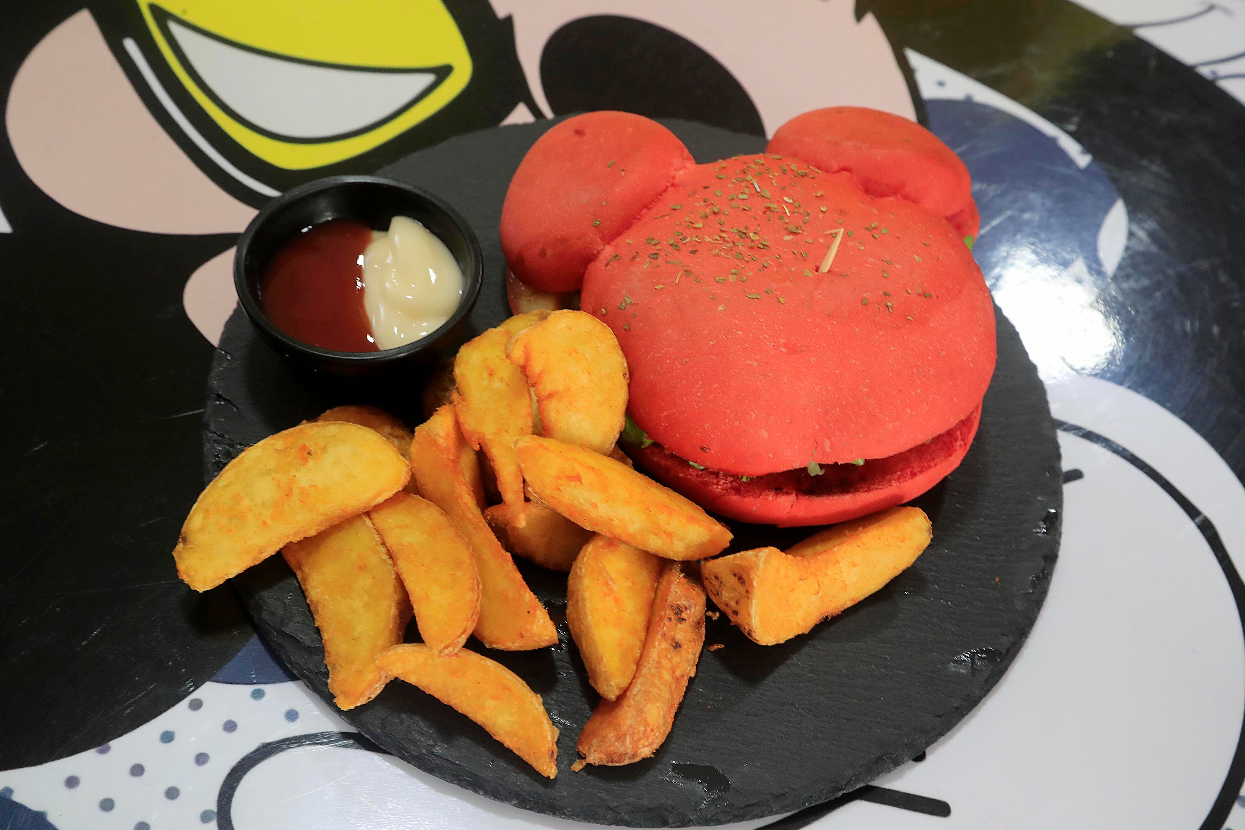 11/10/2023       Cartago. Frente a la esquina noreste de la Basílica de los Angeles abrió sus puertas, hace pocos días, una cafetería muy especial. Se trata de Mickey’s House Cafetería, inspirada en la icónica figura de Disney, donde no solo el ambiente sino la comida y buena atención, lo esperan todos los días hasta las 8:00 p.m.