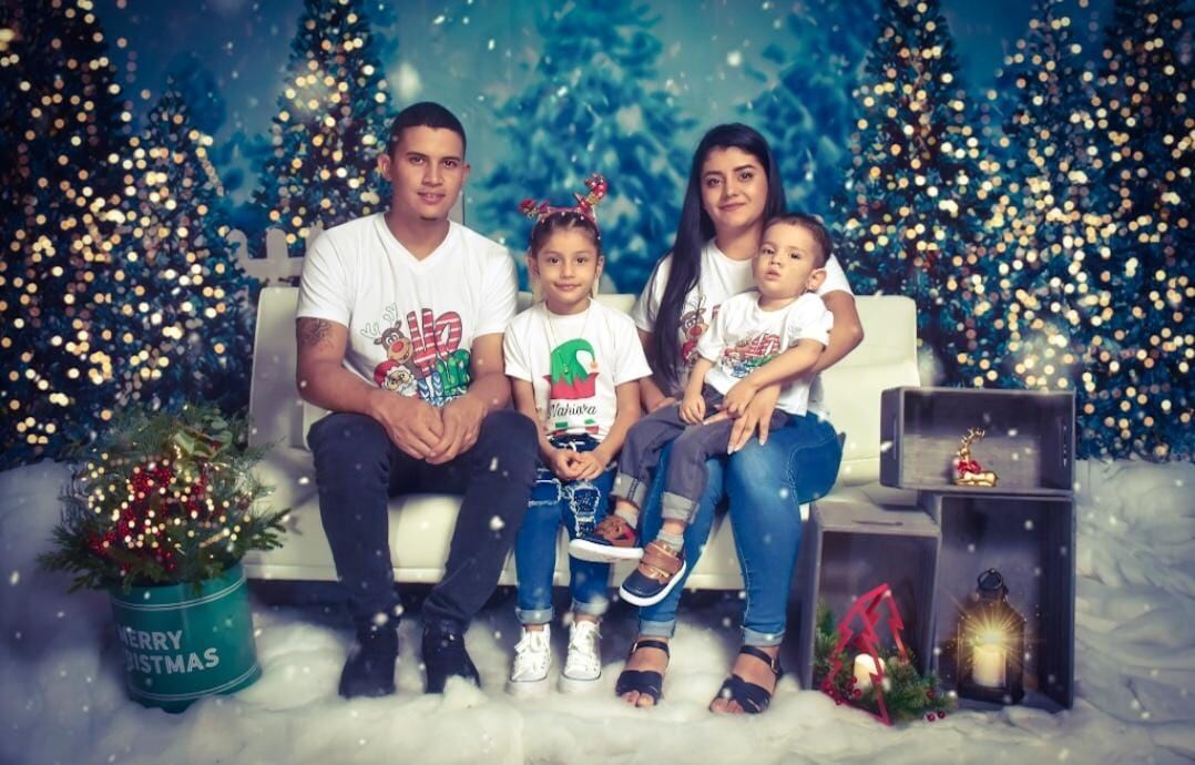 Gran Día, la jornada solidaria de McDonald’s que entrega el 100% de las ventas de Big Mac a ambas entidades, en 2024, logró recaudar 185 millones de colones, para que puedan continuar con el desarrollo de sus proyectos en beneficio de niños, familias y jóvenes en condición de vulnerabilidad. En la foto doña Brittnie Casasola, sus hijos Naím y Nayara, y el esposo Jonathan Vargas