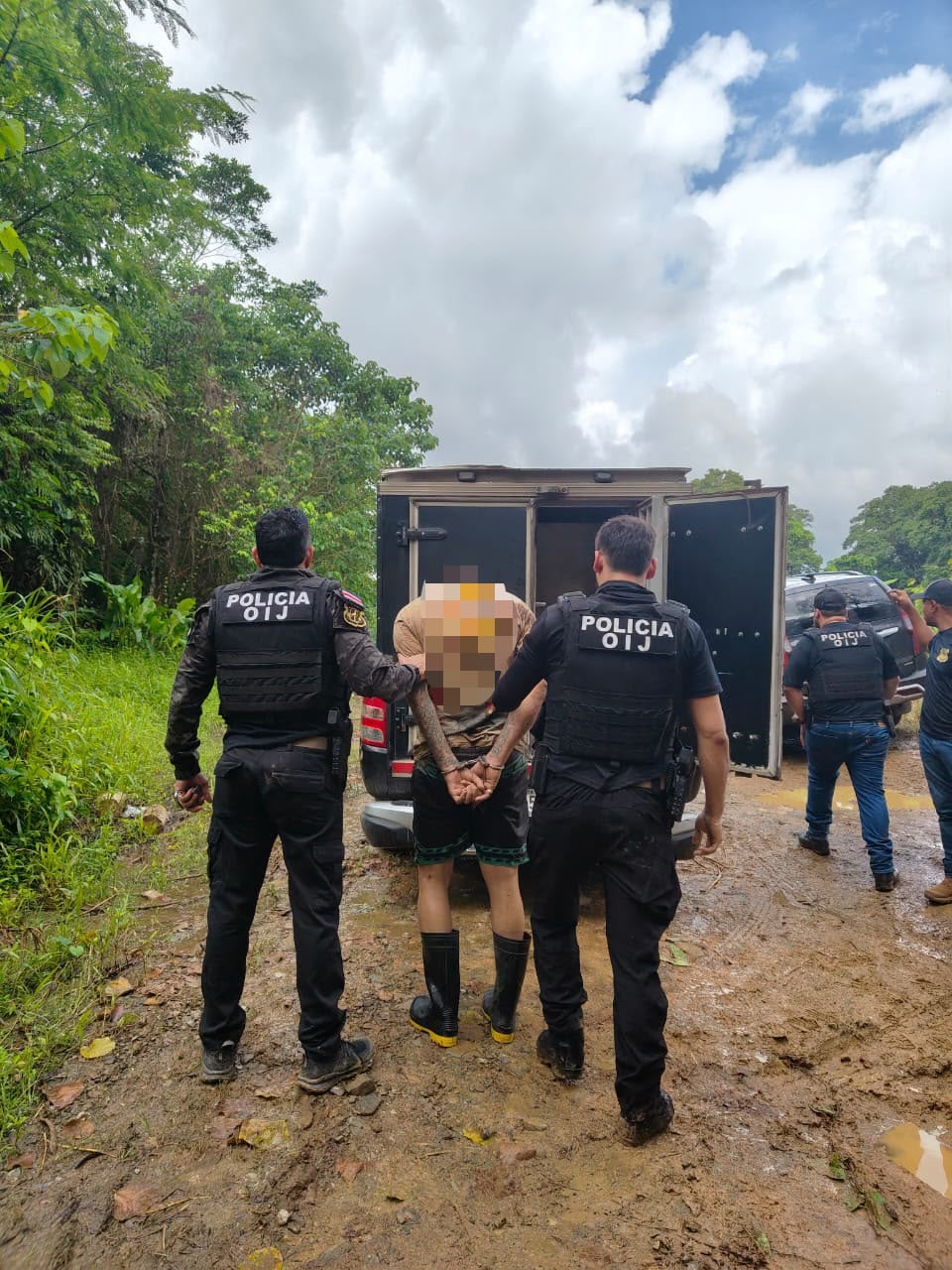 Alias Guato y su pareja fueron detenidos en el operativo de alto riesgo en una montaña de Limón. Foto OIJ.