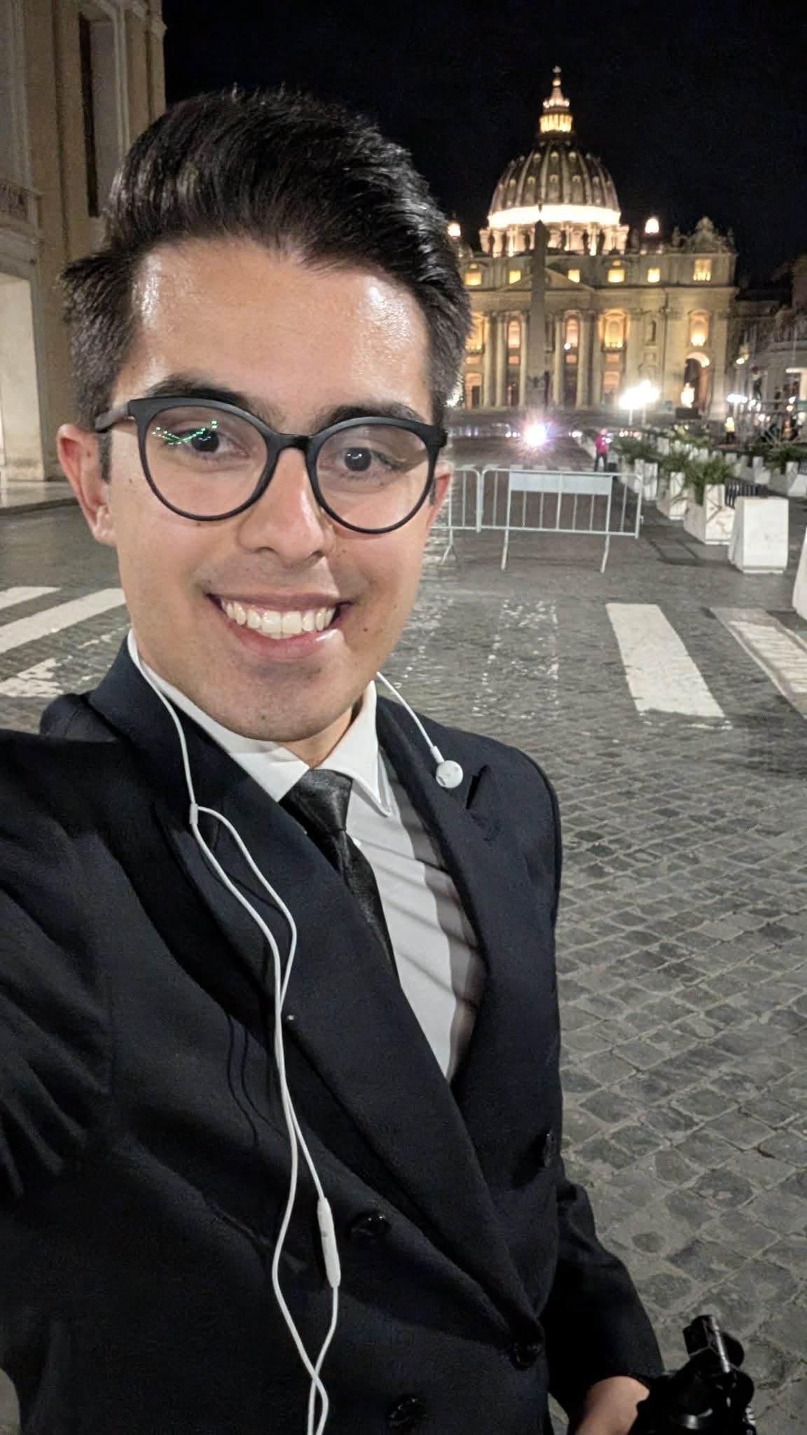 Gabriel Pacheco Vega llegó a la llamada “ciudad eterna” el lunes, 12 horas después de que el Vaticano confirmó la muerte del Sumo Pontífice, y desde entonces ha emitido sus reportes en vivo para Telenoticias desde la emblemática plaza de San Pedro.