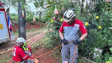 Rescatistas luchan por salvar a joven de 17 años que cayó a un pozo en Atenas
