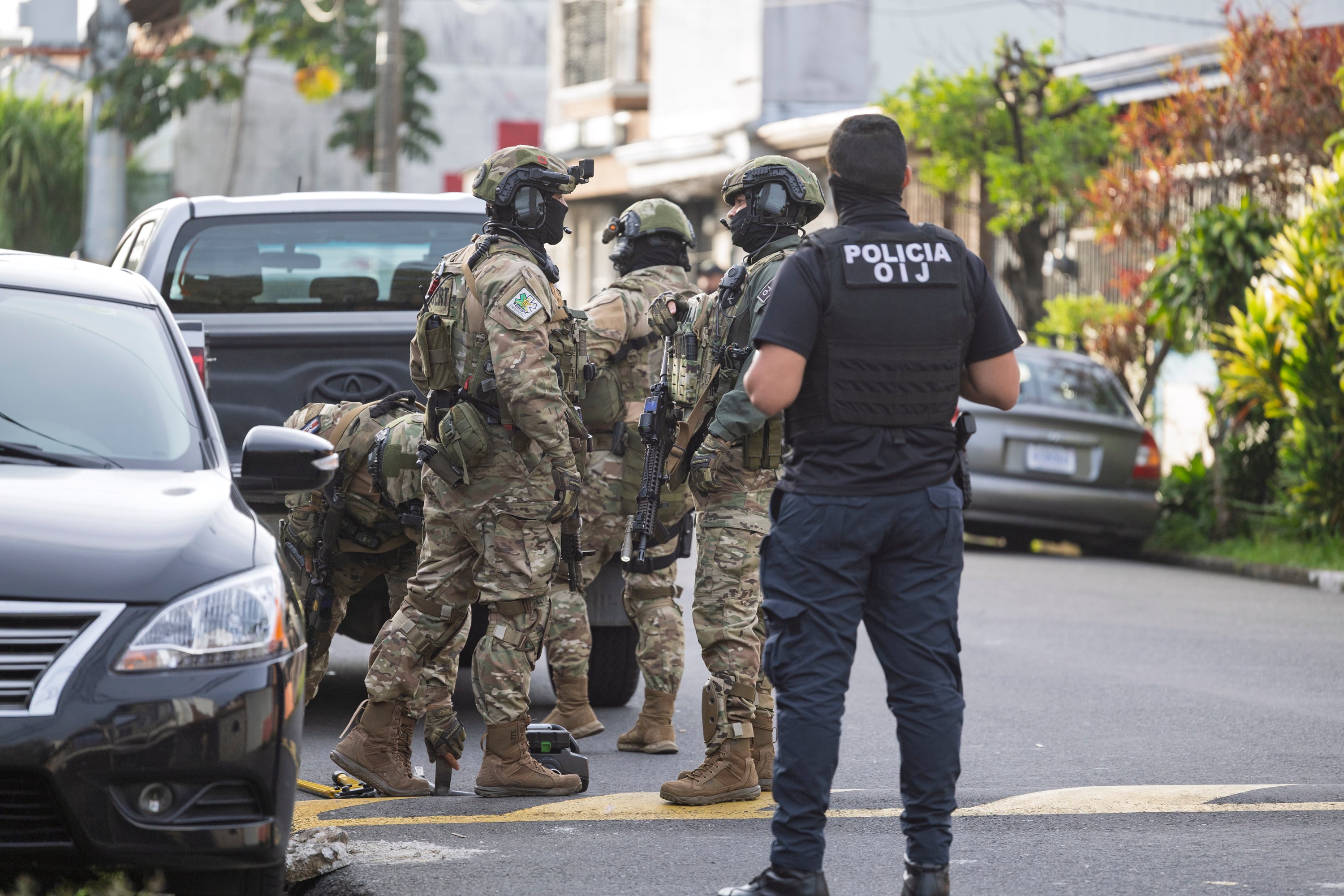 12/09/2025, San José, Tibas, León XIII, Allanamientos para capturar a los sospechosos de cometer el asesinato del militar nicaraguense Roberto Samcam, en el allanamiento estuvo el director del OIJ Randall Zúñifa y el fiscal general de la república Carlo Diaz.
