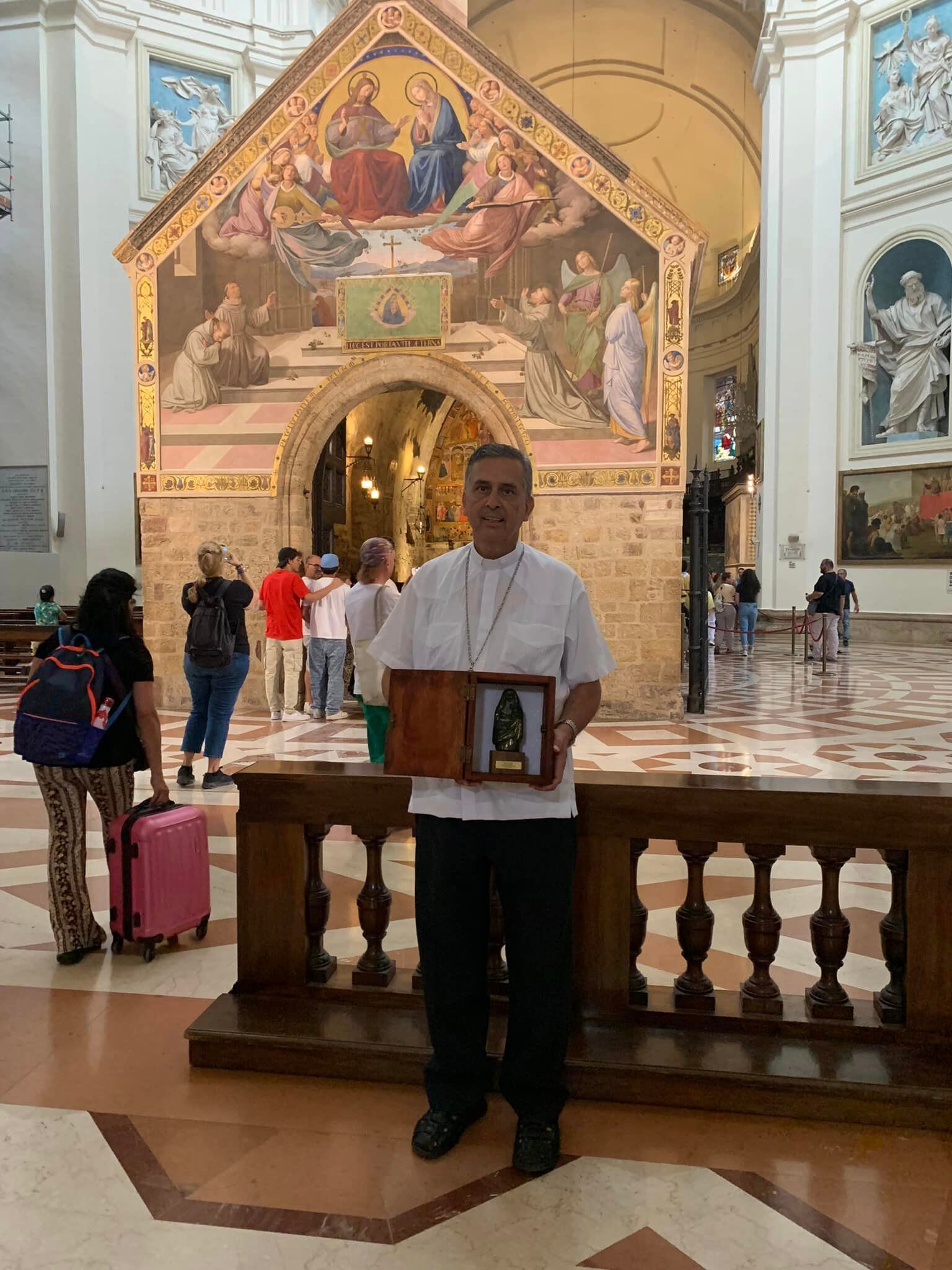El pasado 10 de julio el escultor costarricense, Luis Alonso Ramírez, estuvo de visita en el Santuario Basílica de Nuestra Señora de los Ángeles en Asís, Italia. En la foto monseñor Manuel Eugenio Salazar, obispo de la diócesis de Tilarán-Liberia.