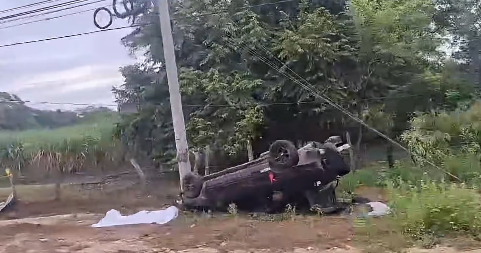 El hombre falleció junto al carro volcado. Foto Redes.