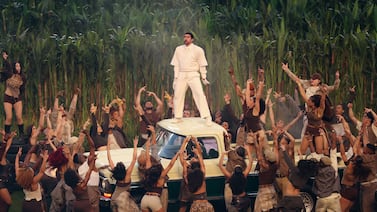 Esto le pagaron a los arbustos humanos en show de Bad Bunny en el Super Bowl