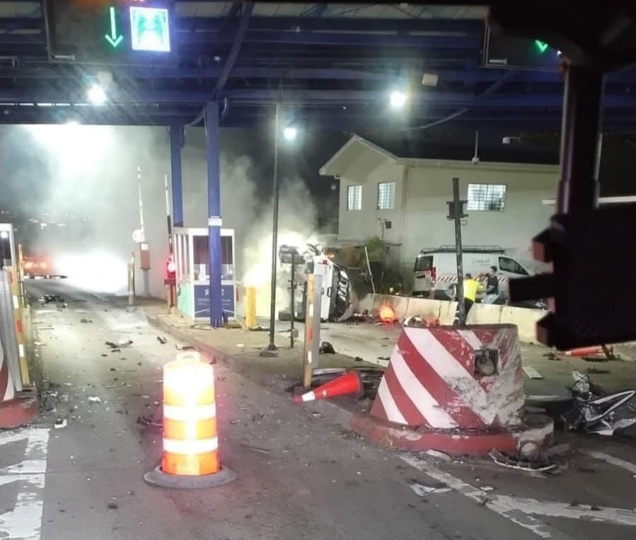 Violenta colisión ocurrió en el peaje de Escazú sobre la ruta 27.