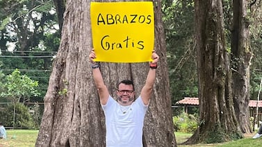 Vecino de Alajuela anda regalando abrazos por todo el país, ¿por qué?