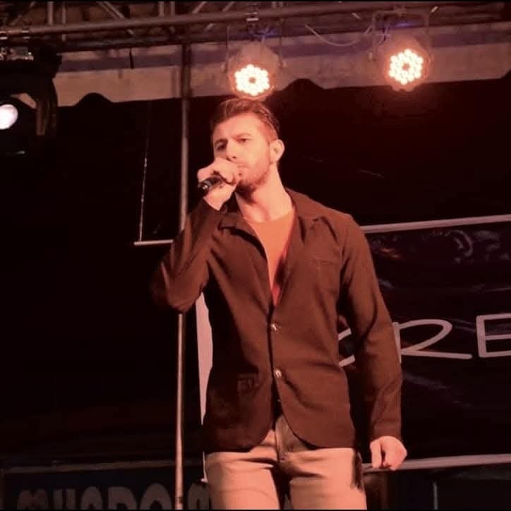 Alejandro Víquez, exparticipante de Combate, busca abrirse camino como cantante.