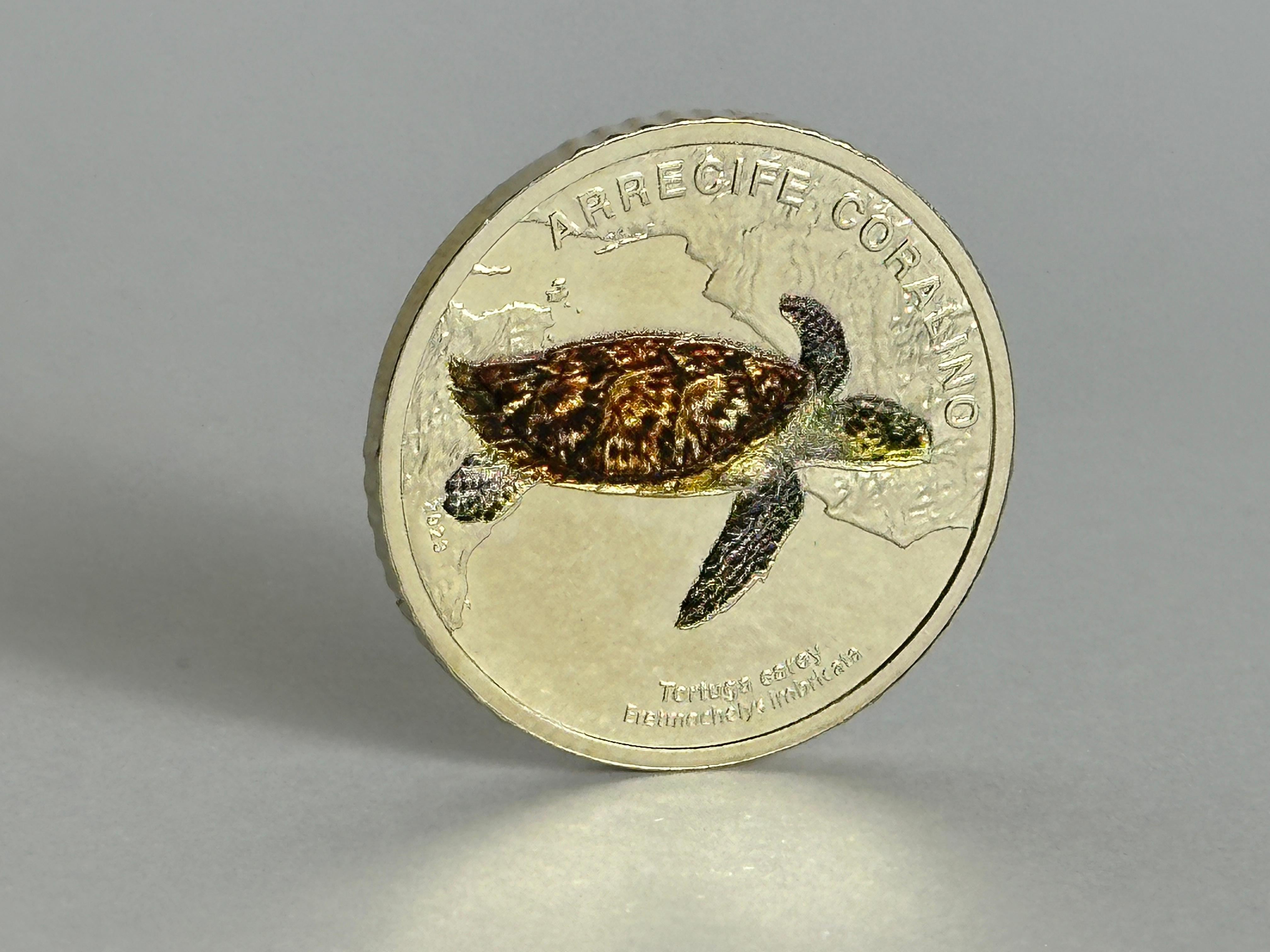 Moneda coleccionable de 50 colones con la tortuga carey