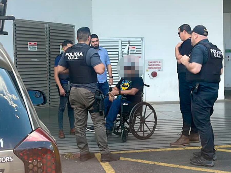 El sospechoso fue detenido afuera de una ferretería en Tibás. Foto OIJ.