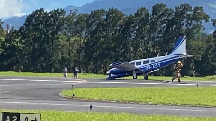 Avioneta realiza aterrizaje forzoso por desperfecto mecánico, en el aeropuerto Tobías Bolaños. Foto cortesía.