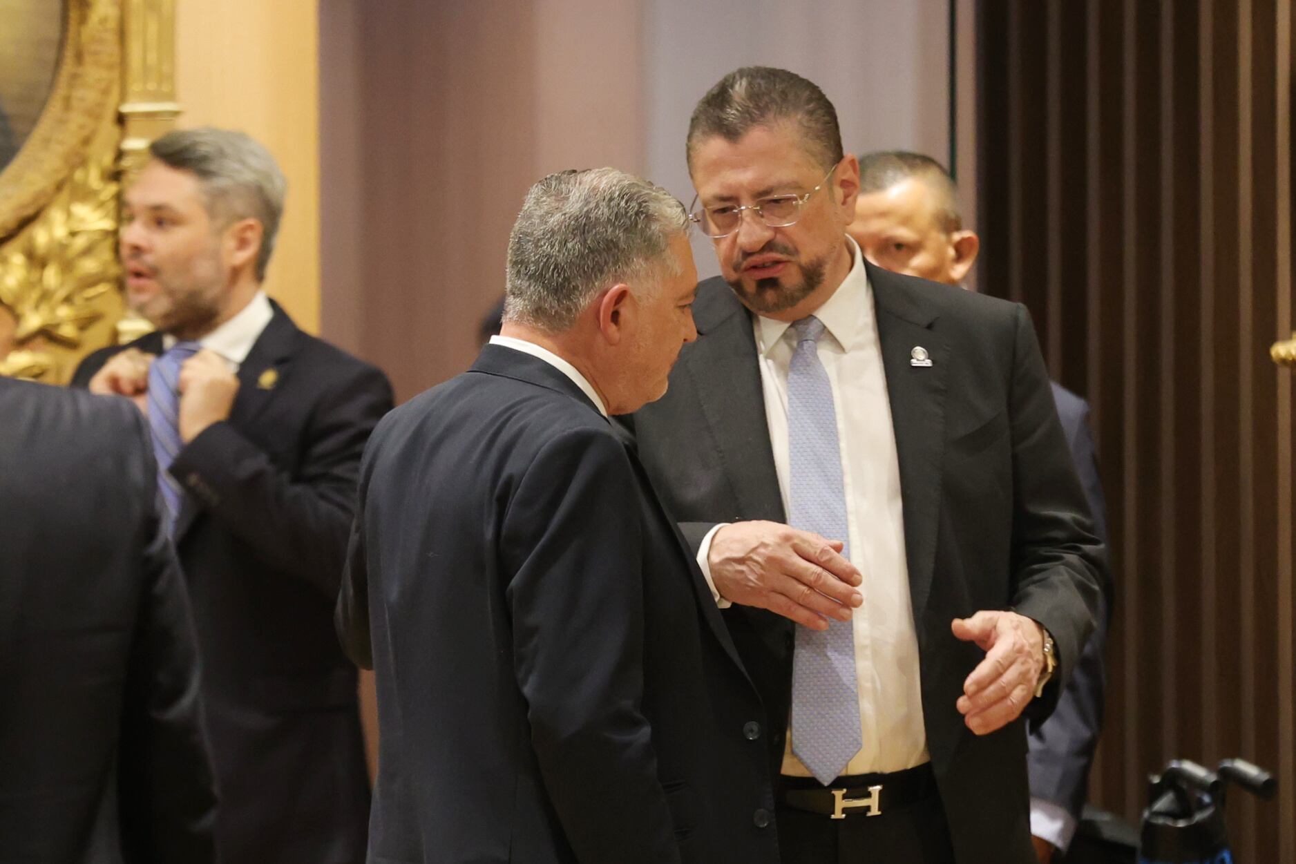 22/08/2025 El presidente de la República, Rodrigo Chaves, comparece hoy en el Salón de Expresidentes y Expresidenta de la República, ante la comisión legislativa especial encargada de determinar si procede abrirle una causa penal en su contra. y ministro de Cultura Jorge Rodríguez. Foto John Durán