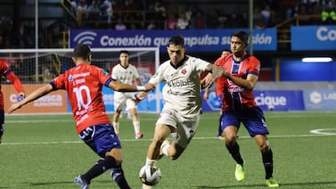Niño llegó al Carlos Ugalde con una manta en honor a Anthony Hernández y así reaccionó el jugador de Alajuelense