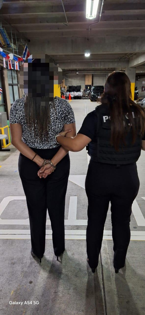 Una agente del OIJ identificada como Hazel Rojas Víquez, fue detenida por ser sospechosa de utilizar sus oficinas con fines personales. Foto: OIJ