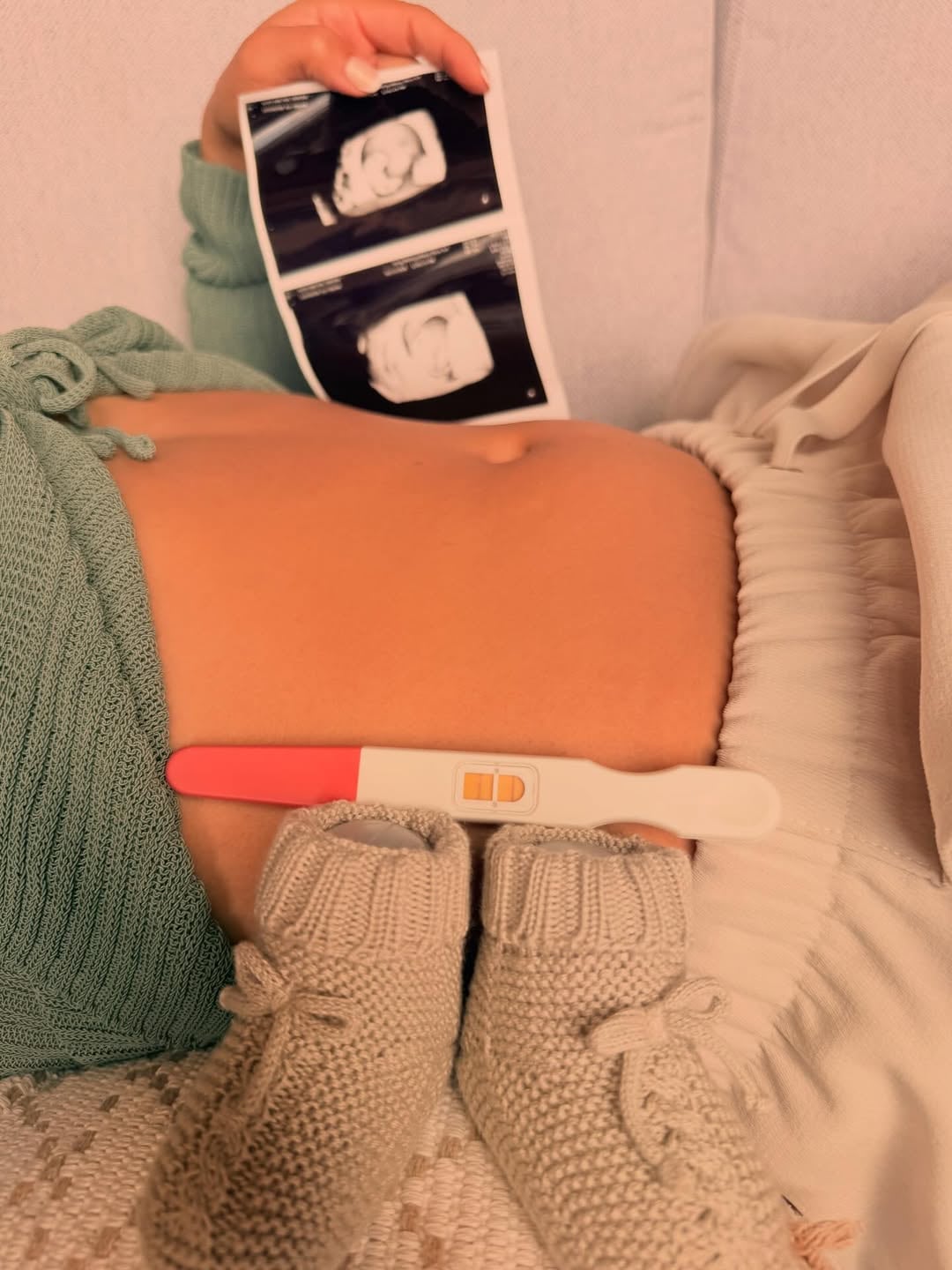 Debbie Soto, exesposa de Alonso Solís, muestra su pancita de embarazo.