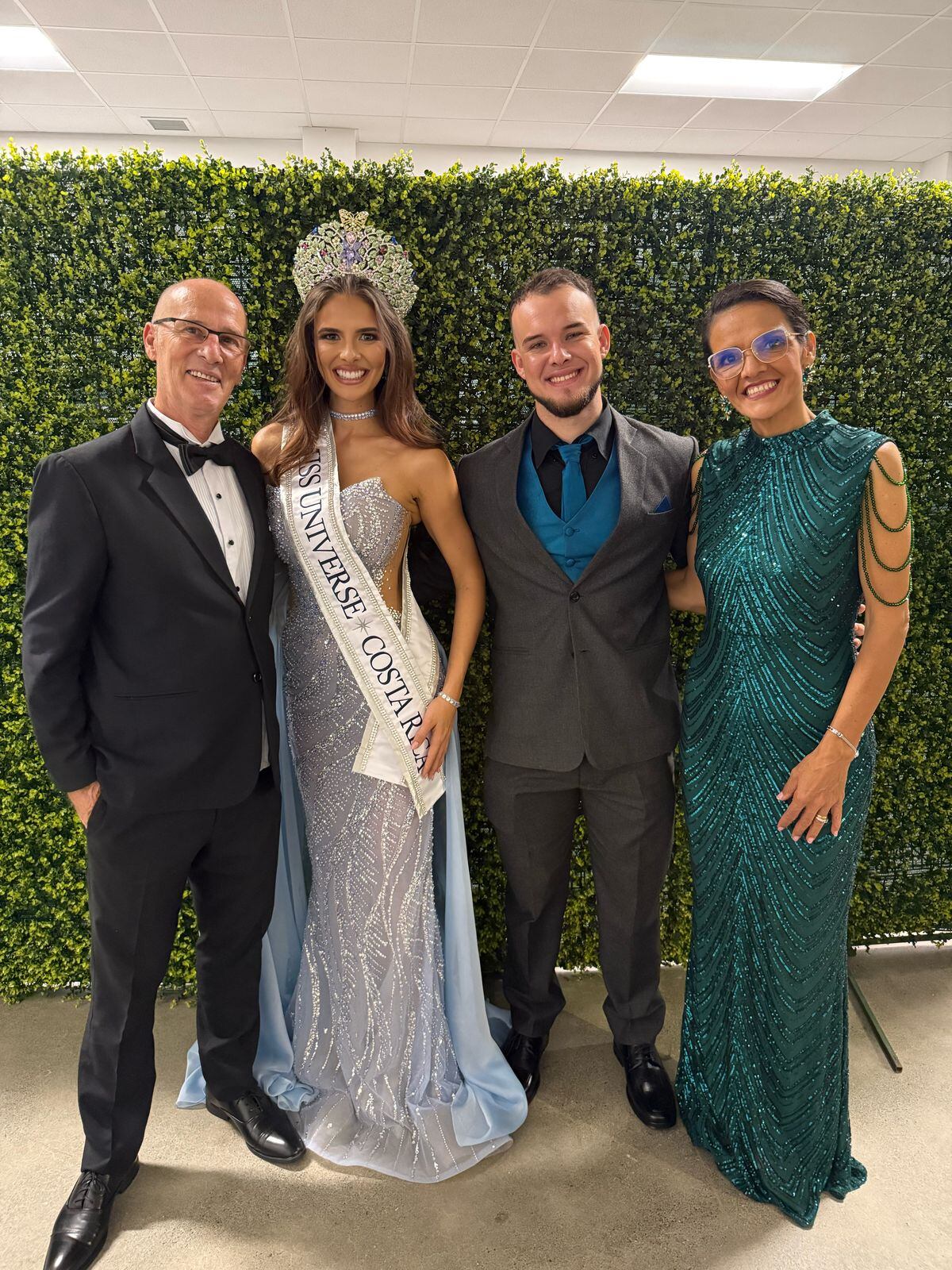 Mahyla Roth Benavides y sus papás Peter Roth y Estela Benavides.