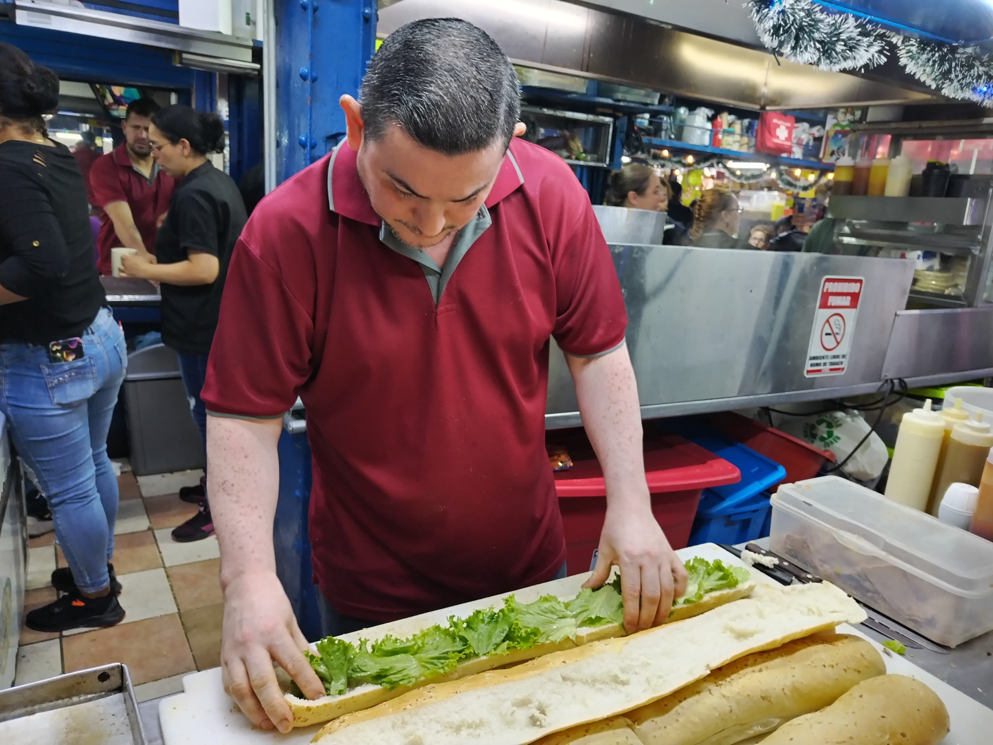 José Alberto Navarro Zeledón, quien es de Birrisito de Cartago, tiene 50 años, es casado y tiene 4 hijos, trabaja en la soda Río de Janeiro en el Mercado de Cartago y hace 500 sándwiches por día, su récord es de 900 en un solo día.