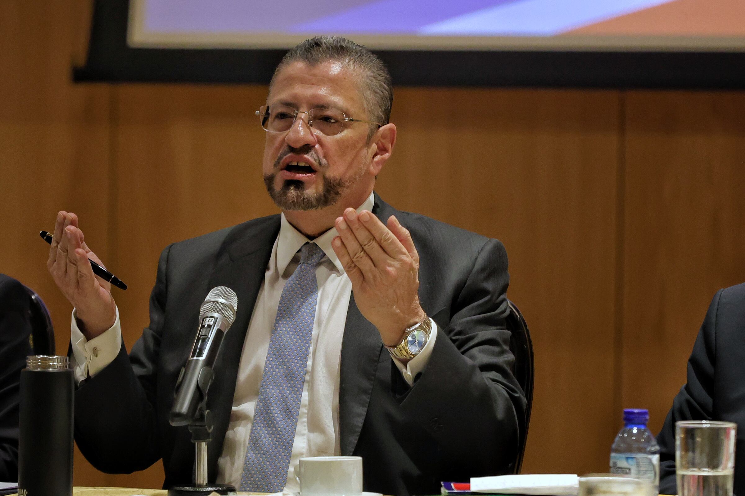 22/08/2025 El presidente de la República, Rodrigo Chaves, comparece hoy en el Salón de Expresidentes y Expresidenta de la República, ante la comisión legislativa especial encargada de determinar si procede abrirle una causa penal en su contra. y ministro de Cultura Jorge Rodríguez. Foto John Durán