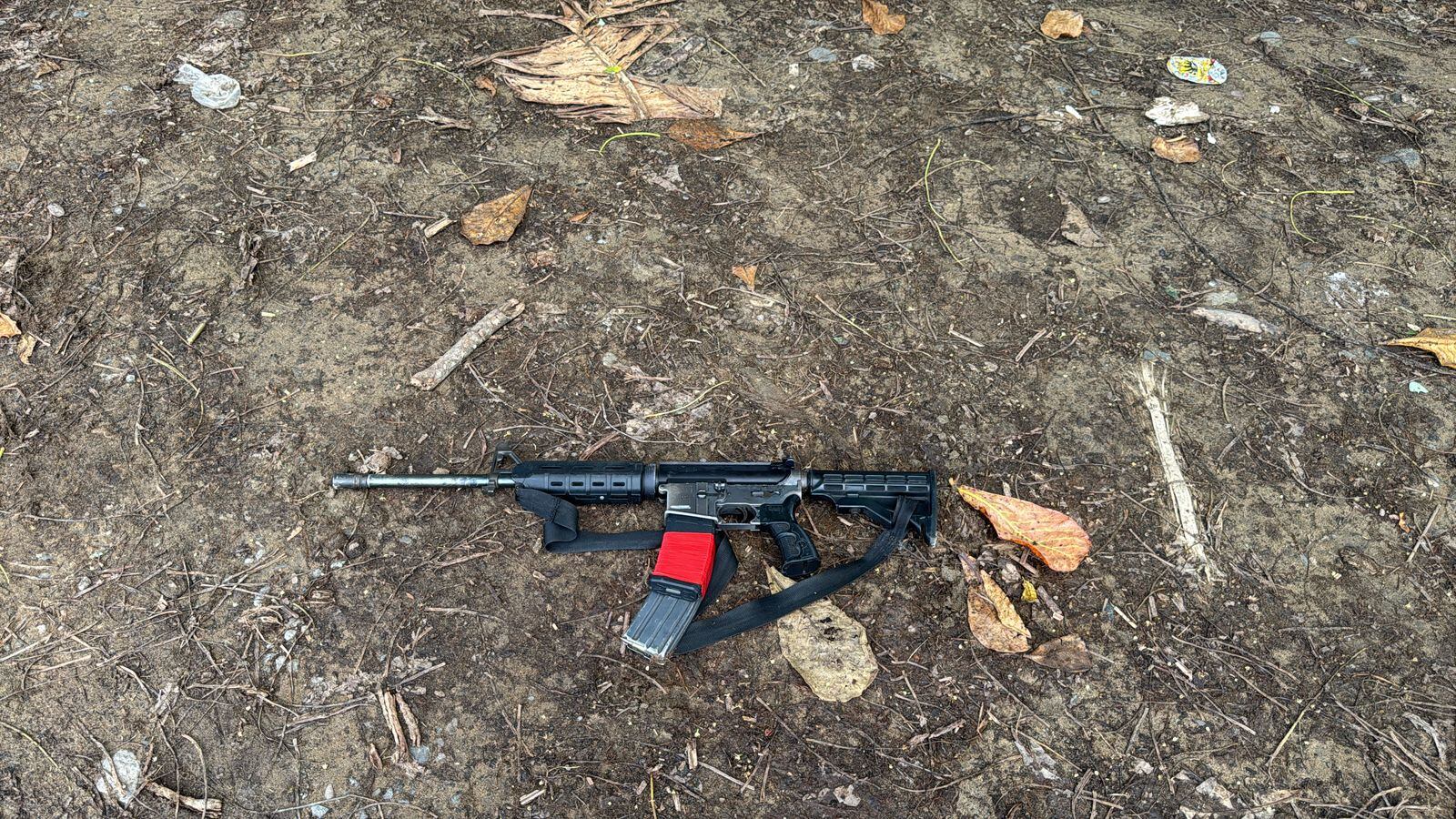 Algunos de los agresores dejaron las armas tiradas cerca de la playa.