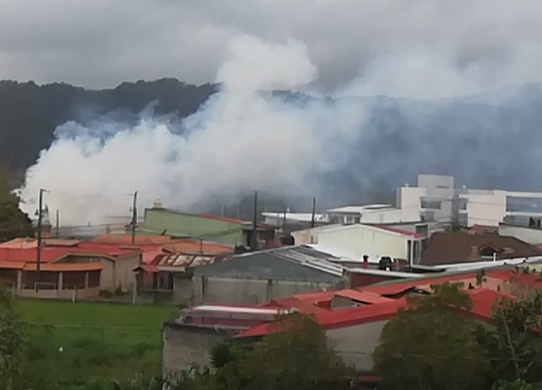 Incendio deja tres personas heridas y un fallecido en Cartago. Foto cortesía.