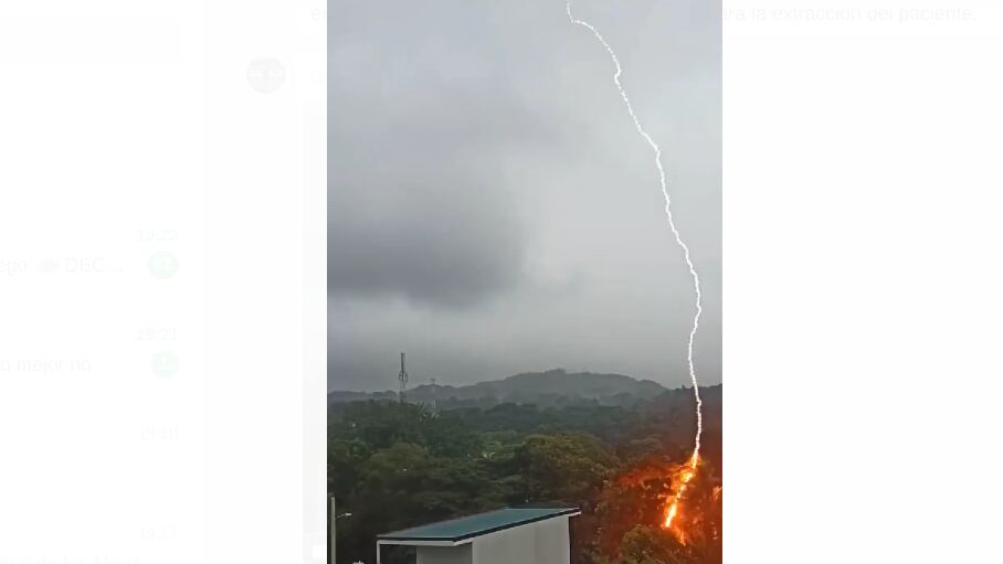 Un video de siete segundos captó un impresionante rayo que cayó en Atenas, Alajuela el sábado 14 de setiembre del 2024. Foto: captura de video