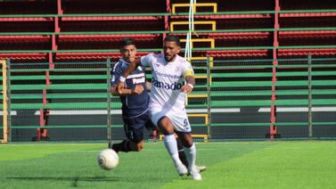 Violenta falta de exjugador del Saprissa contra otro conocido futbolista causa indignación en la Segunda