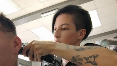 Convirtió el diagnóstico de su hijo en una misión: hoy ayuda a niños con espectro autista a cortarse el cabello