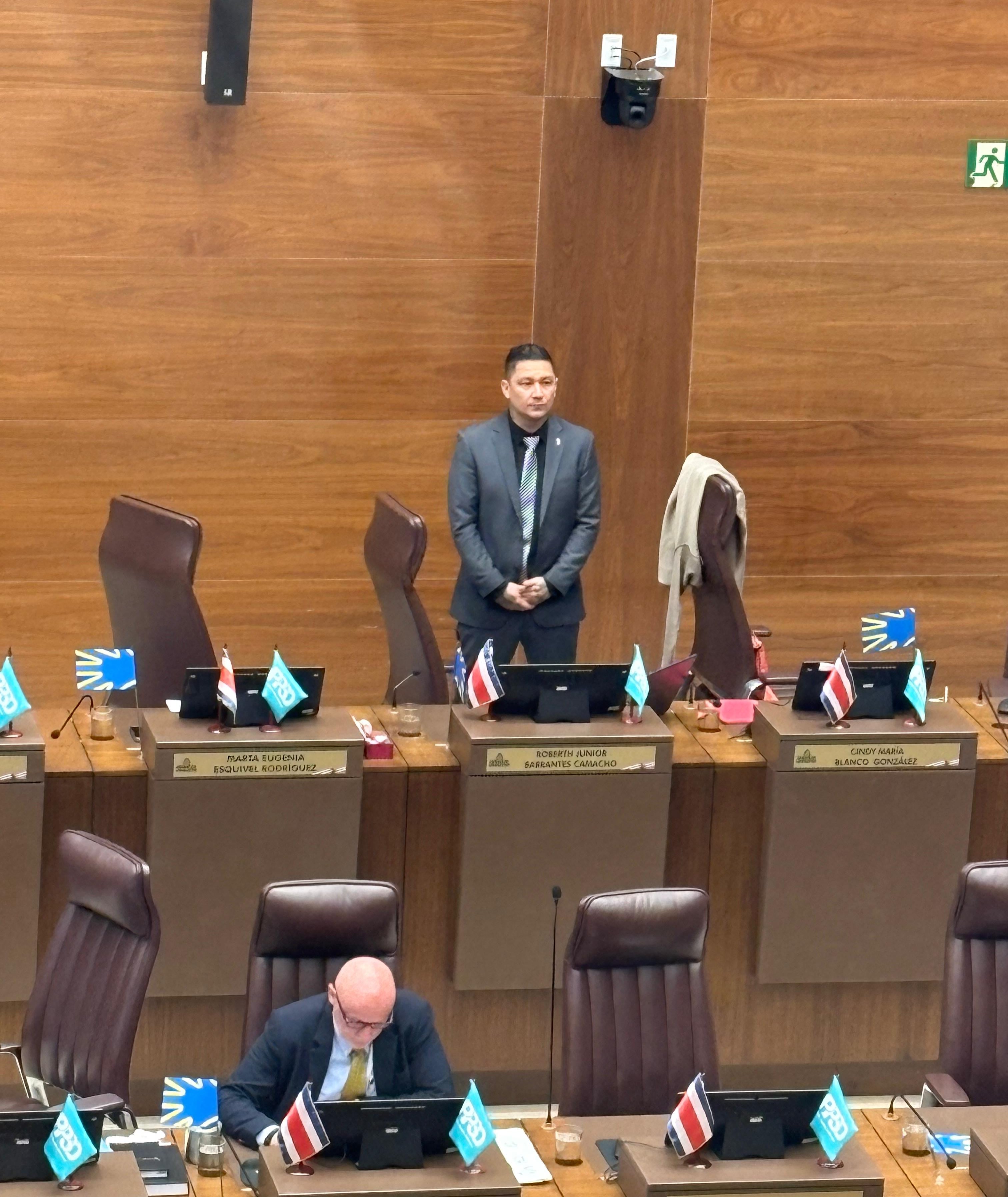 Robert Junior fue el único que respetó el minuto de silencio