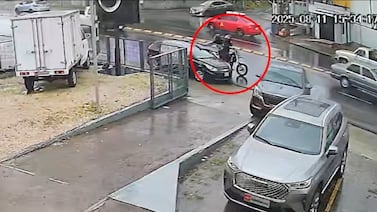 Video revela cómo fue que sicarios ejecutaron a padre e hijo dentro de un carro en La Uruca