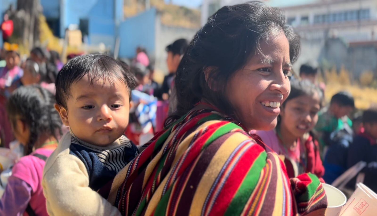 El padre Sergio Valverde y sus Obras del Espíritu Santo no solo alegran la Navidad y el Año Nuevo de miles de niños y familias en Costa Rica, también alcanza la solidaridad para hacerlo en Guatemala y El Salvador