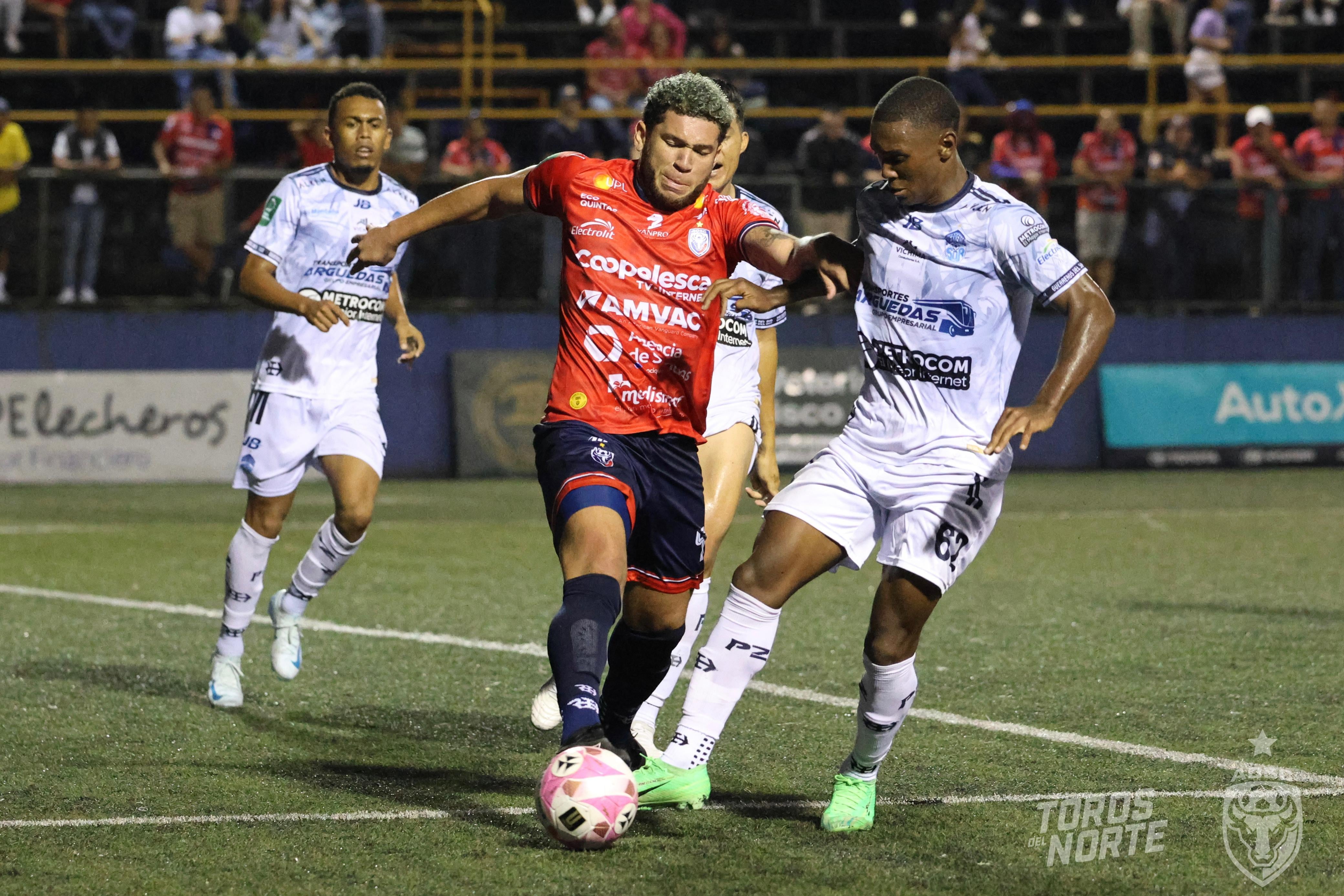 El atacante de San Carlos, Brian Martínez (izquierda) no logró imponerse ante la marca de la defensa de Pérez Zeledón. Abner Hudson fue uno de los que lo anuló.