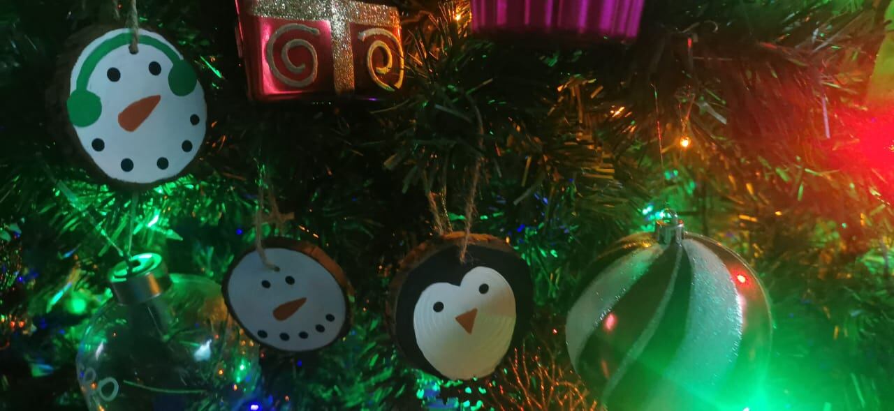 Laura Barrientos, quien tiene 37 años, 3 hijos y es de Lagunilla de Heredia. “Yo comencé a adornar antitos del 15 de setiembre y lo hice porque si bien siempre en casa hemos amado la navidad. Laura Barrientos, quien tiene 37 años, 3 hijos y es de Lagunilla de Heredia. “Yo comencé a adornar antitos del 15 de setiembre y lo hice porque si bien siempre en casa hemos amado la navidad. En la foto con su hija Luciana de 6 años.