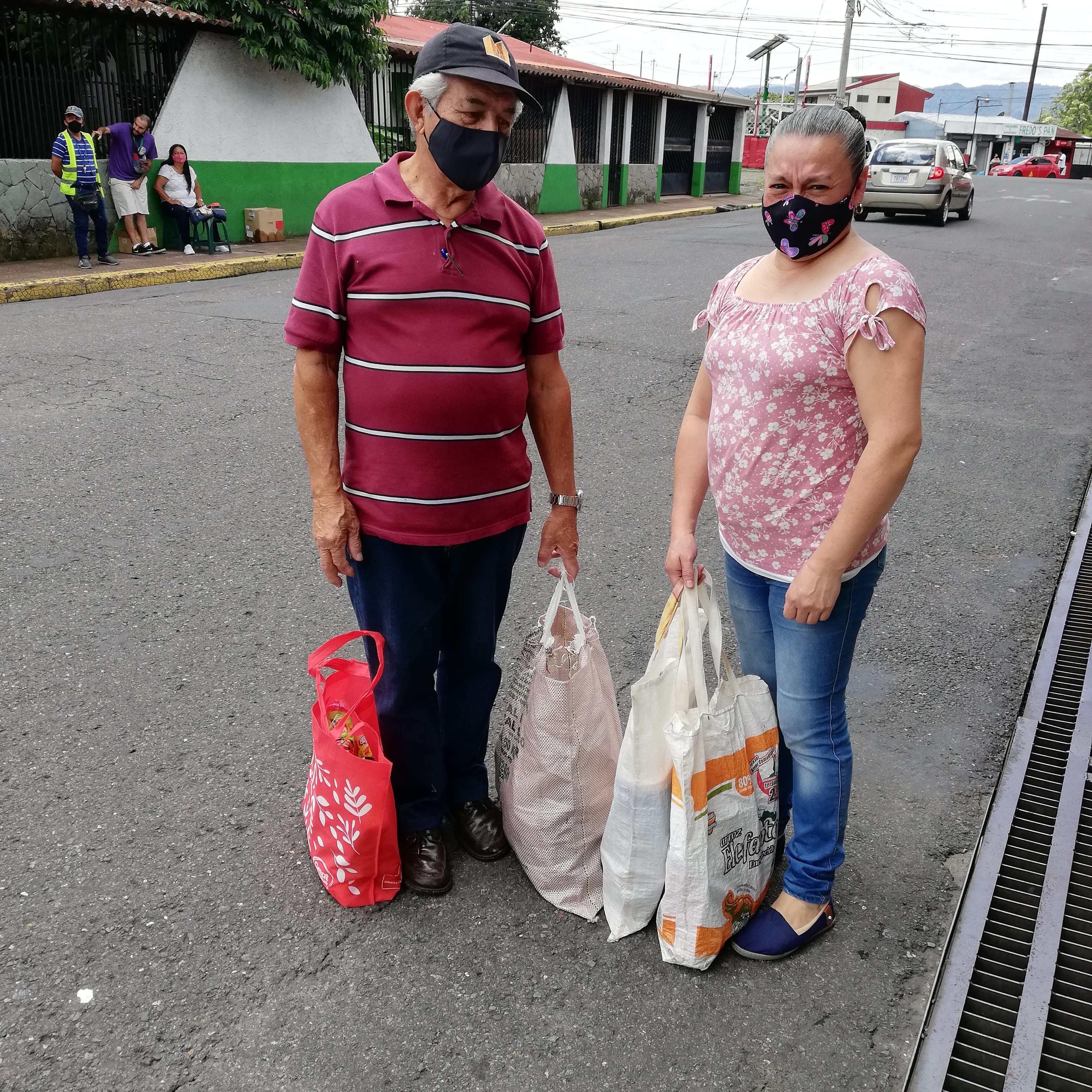 Yessenia Quirós Salazar, vecina de Cedros de Montes de Oca, quien el pasado domingazo 8 de agosto recibió nuestra llamada porque se ganó una orden de compra por 60 mil colones con la promoción de Super Compro.