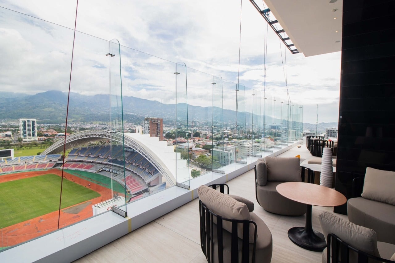 Desde las terrazas del Hilton San José se aprecia la mejenga como en un palco de lujo. Facebook.