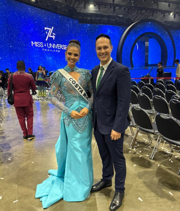Rafa Pérez y su novia Mahyla Roth en el Miss Universo 2025 en Tailandia.