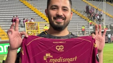 Jugador del Saprissa tuvo un detallazo con un reconocido aficionado morado