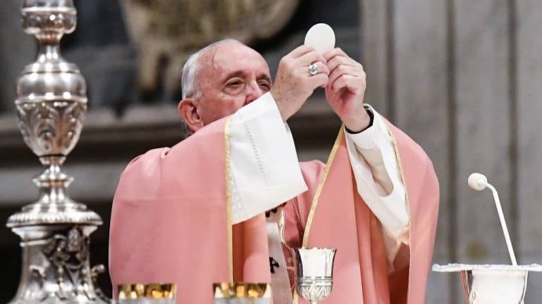 Solo dos veces en el año litúrgico (que inició este 2022 con la época de Adviento) los sacerdotes de todo el mundo pueden usar el color rosado en su vestimenta para celebrar misa. En la foto el papa Francisco