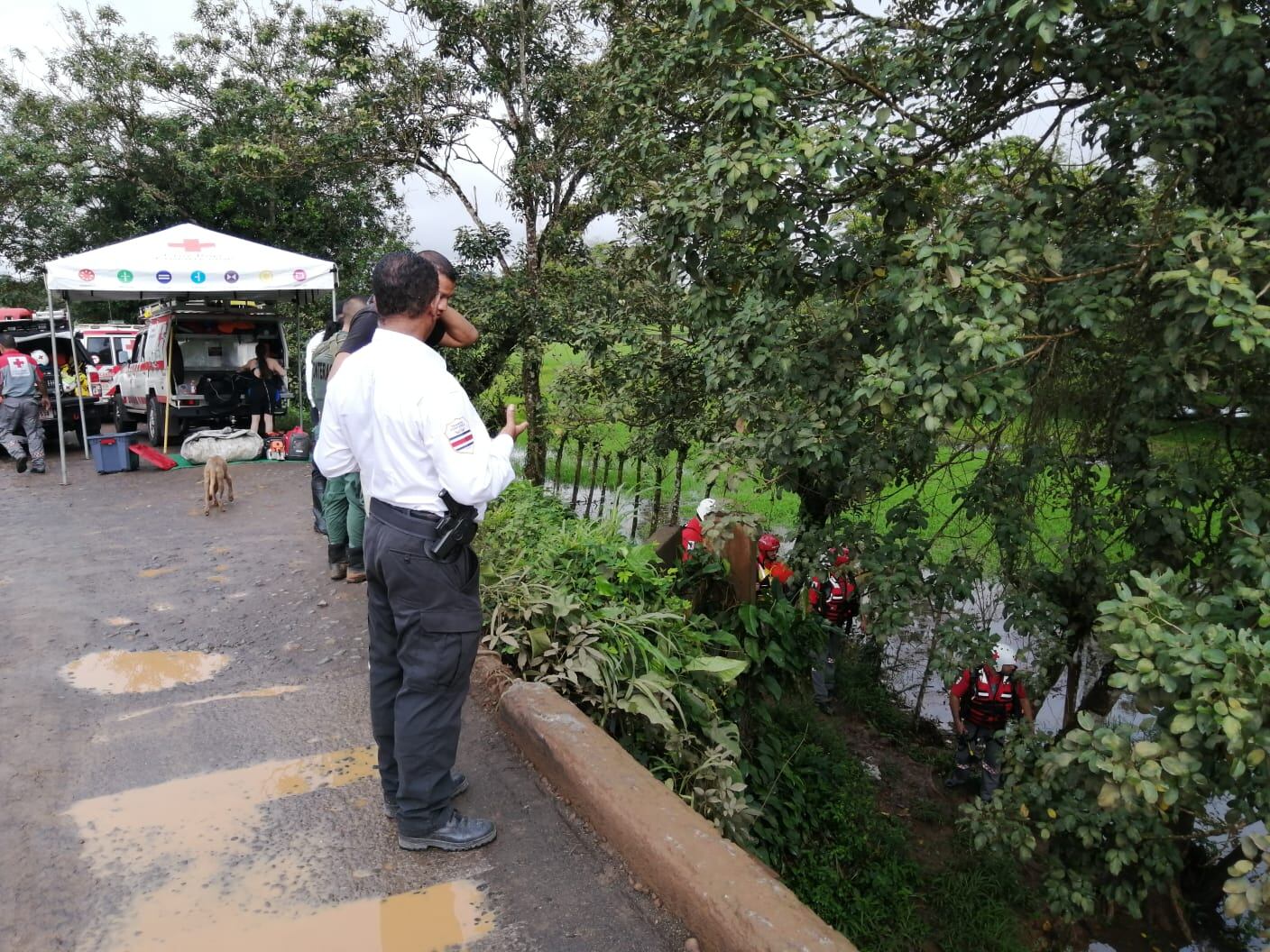 Venezolanos mueren luego de que carro cae a río en Los Chiles. Foto Cruz Roja.