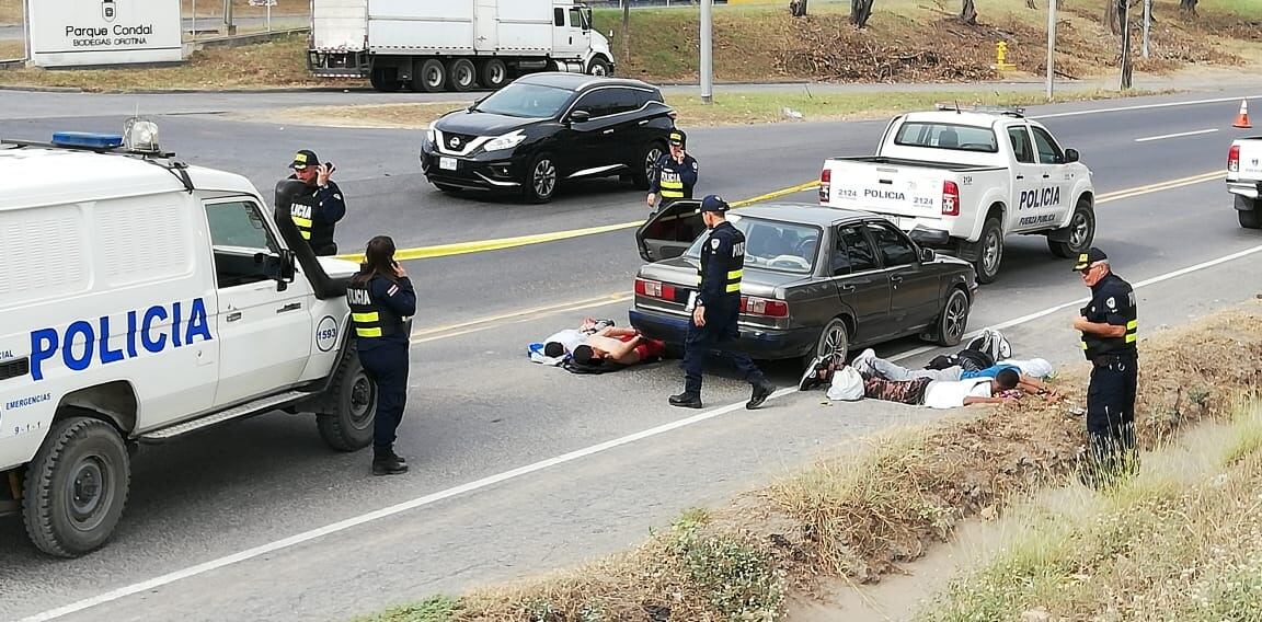 Detienen a 6 sospechosos de asaltar minisúper en Orotina. Foto Andrés Garita.