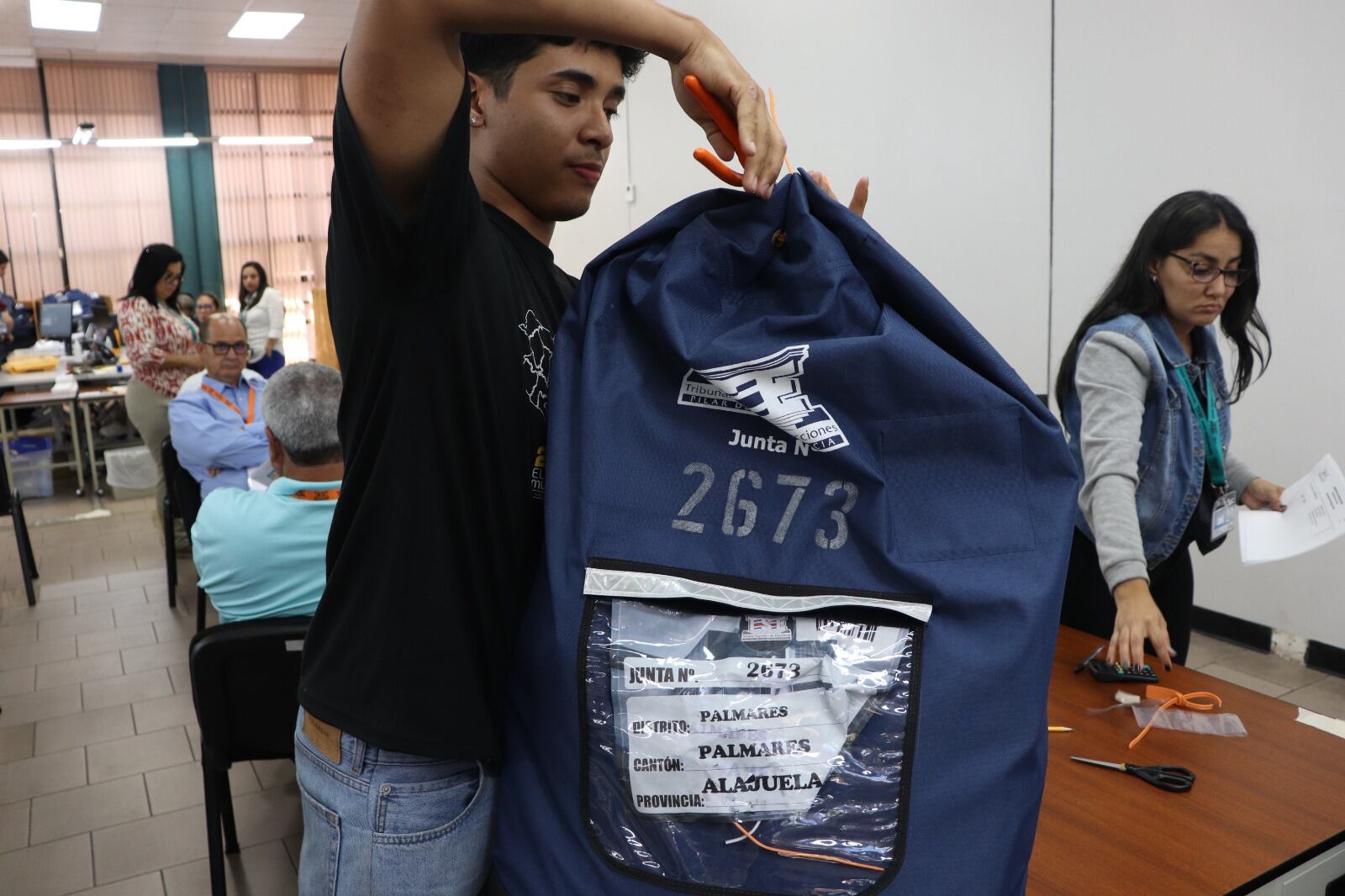 Partidos disputan alcaldías en Palmares y Orotina, por lo que fiscales supervisan conteo manual de papeletas para garantizar gane