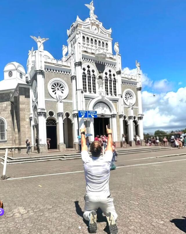 Ítalo Marenco y su esposa Cindy Villalta hicieron la romería este 30 de julio de 2026 para agradecer por la llegada del presentador a Teletica.
