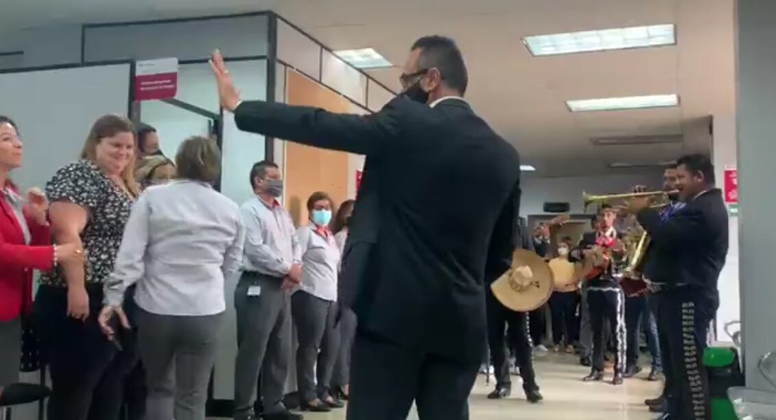 Humberto Soto, saluda a los empleados municipales este martes, a su llegada al desplacho, luego de seis meses se ausencia. Un mariachi lo recibió con la canción Amigo.. Foto: Tomada del Facebook.