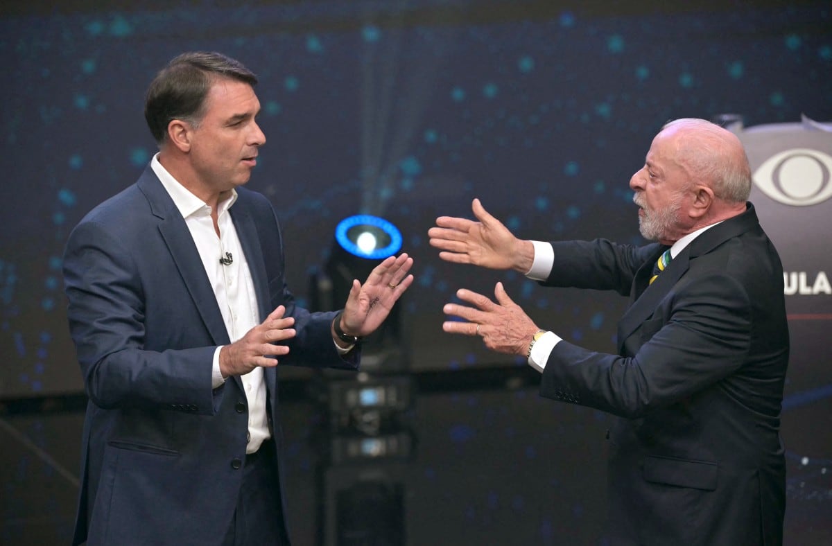 El presidente de Brasil y candidato a la reelección, Luiz Inácio Lula da Silva (derecha), y el candidato presidencial brasileño de derecha, Flávio Bolsonaro, hablan durante un debate previo a la segunda vuelta de las elecciones presidenciales.