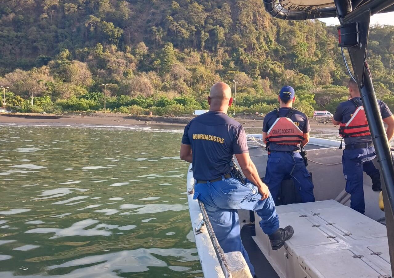 Oficial rescata a cuatro personas en playa Caldera en su tiempo libre