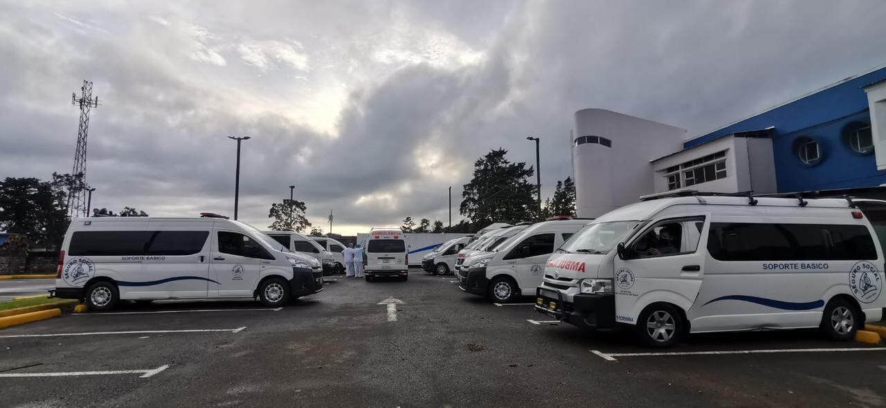 La Caja Costarricense de Seguro Social (CCSS), por segunda vez en esta semana, realiza un megatraslado por covid-19, en este caso 14 pacientes que se encontraban internados en el hospital San Carlos que está saturado por el virus, este 12 agosto 2021